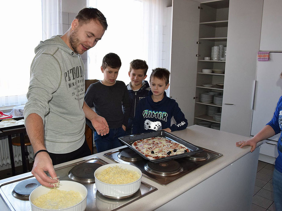 Gemeinde dankt den Sternsingern mit einem Pizzabacken 